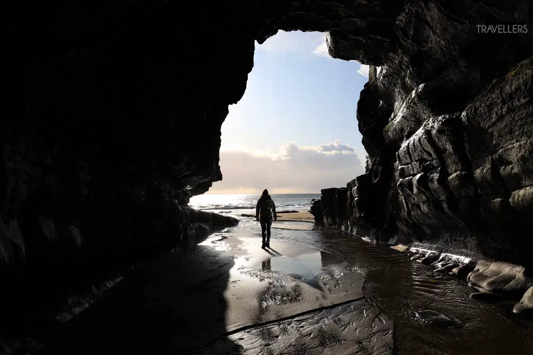 Unbearbeitetes Testbild der Canon EOS R mit einer Höhle und dem Meer davor