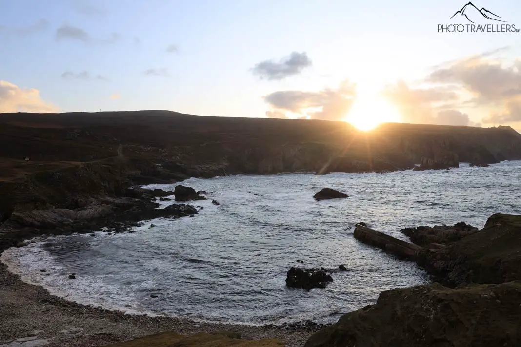 Unbearbeitetes Testbild der Canon EOS R mit der irischen Küste im Gegenlicht