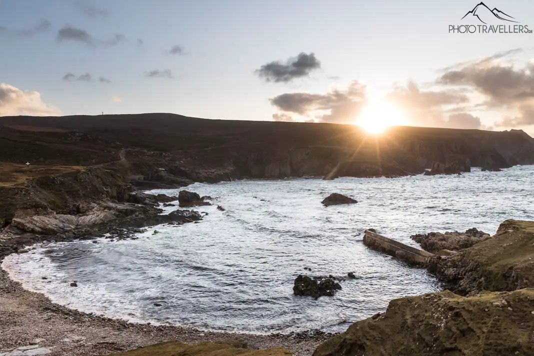Bearbeitetes Testbild der Canon EOS R mit der irischen Küste im Gegenlicht