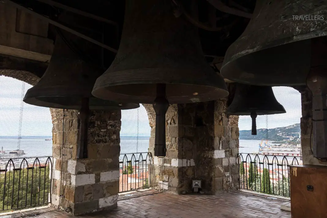 Glocken im Glockenturm der Cattedrale di San Giusto Martire
