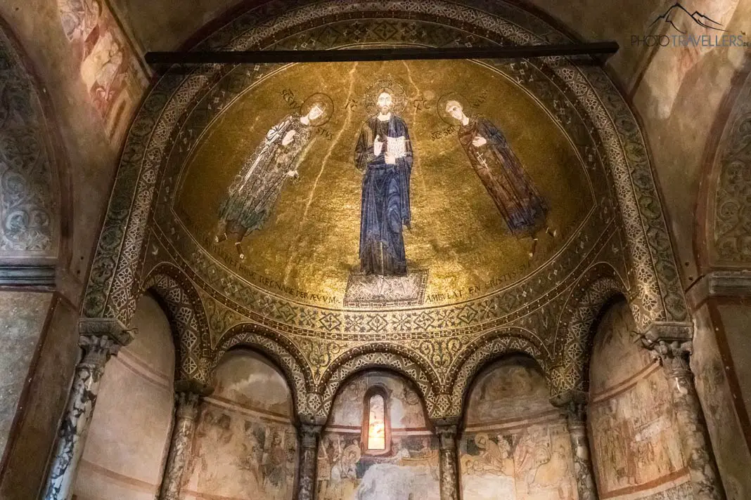 Goldene Decke mit Gemälde in der Cattedrale di San Giusto Martire