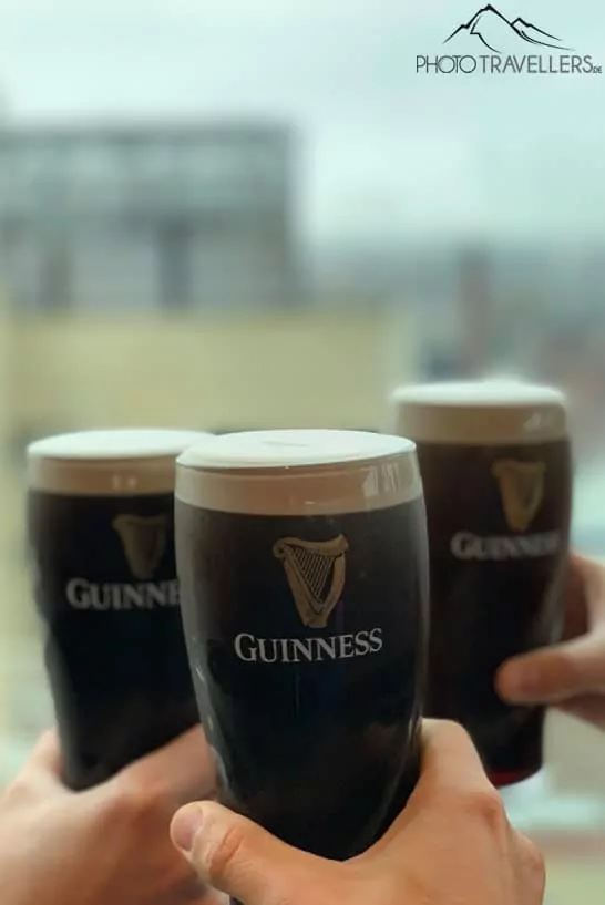 Drei Guinness mit Blick über Dublin