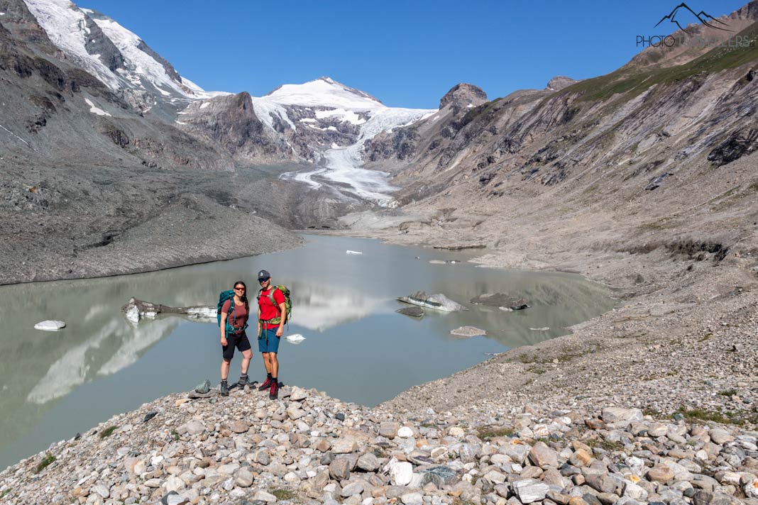 Die Reisejournalisten Biggi Bauer und Florian Westermann vor dem Großglockner