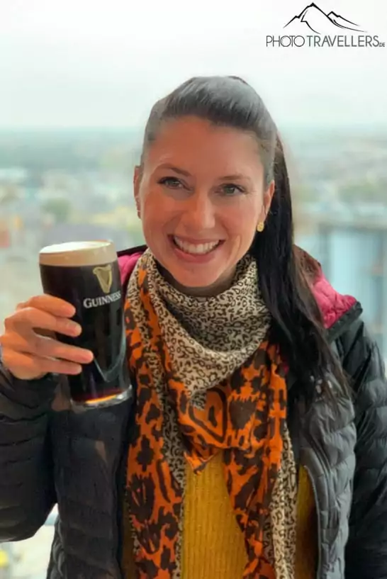 Biggi mit einem Guinness in der Guinness Skybar