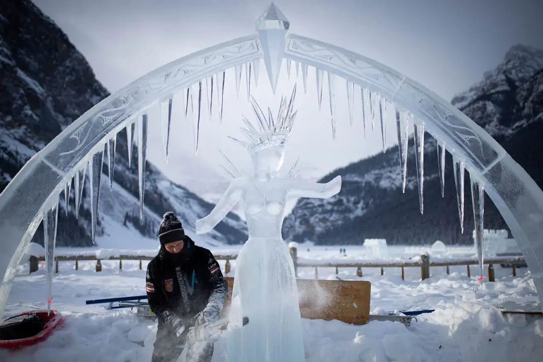 Ein Künstler erschafft eine Eisskulptur auf dem Ice Magic Festival auf dem Lake Louise