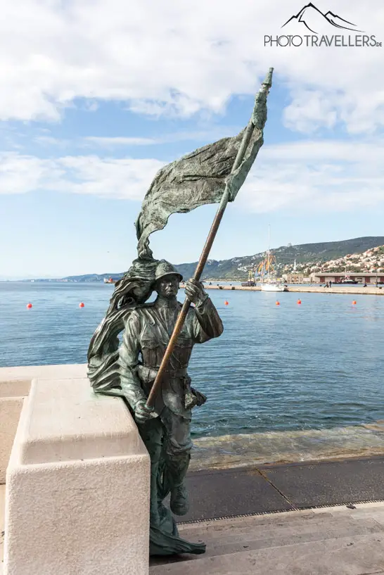 Statue eines Infanteristen am Meer