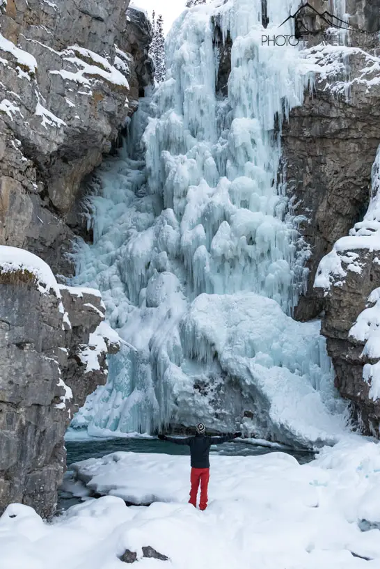 Reiseblogger Florian Westermann vor den vereisten Upper Falls im Johnston Canyon im Banff Nationalpark