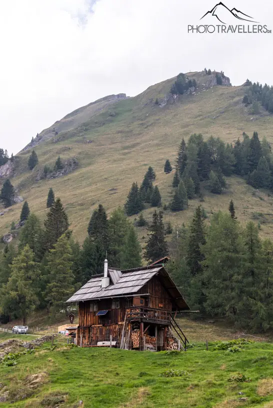 Urige Hütten umgeben von Bergen
