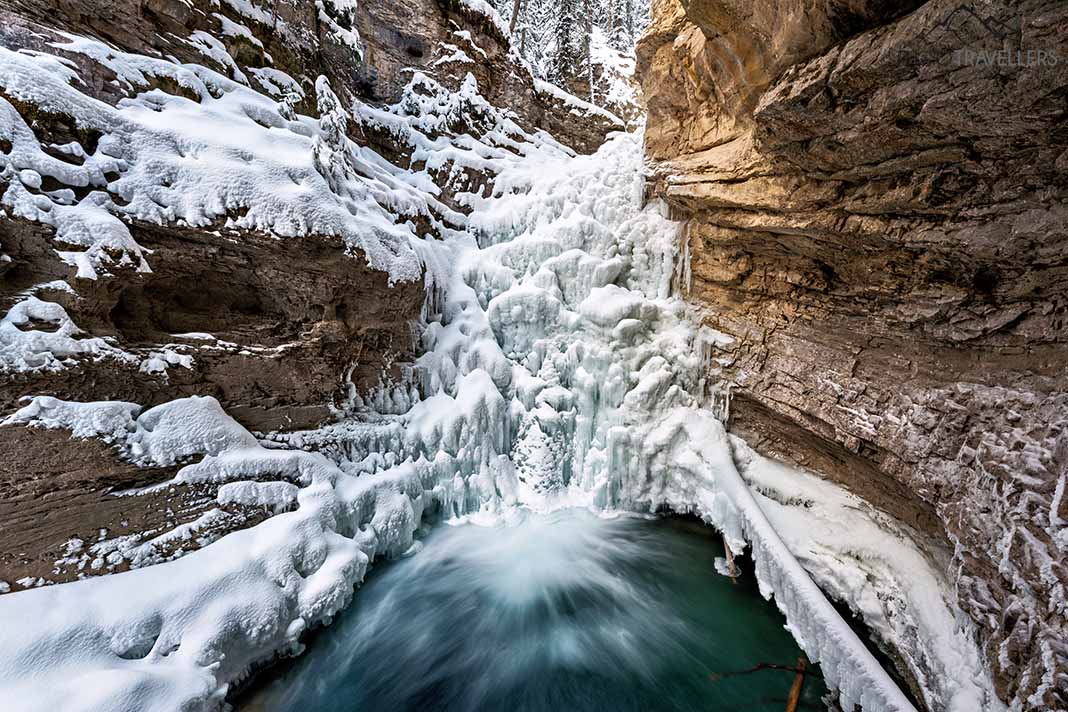 Die gefrorenen Lower Falls im Jonston Canyon im Banff Nationalpark
