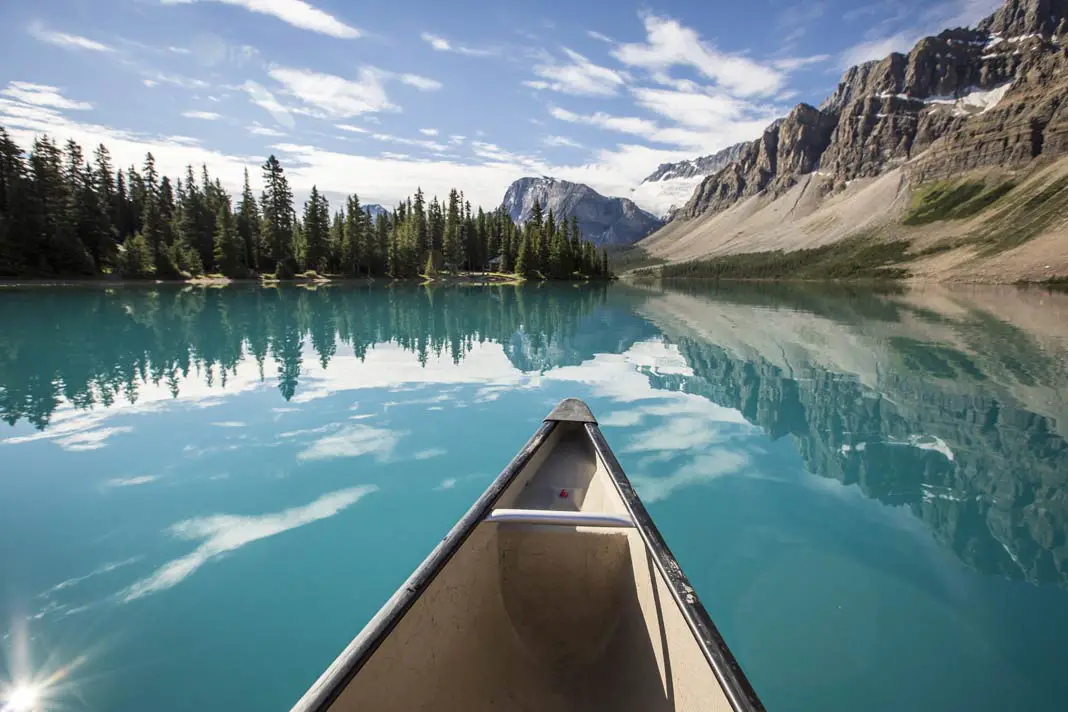 Der Blick von einem Kanu auf dem Bow Lake im Banff Nationalpark