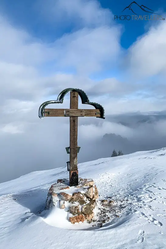 Blick aufs Laubenstein-Gipfelkreuz und das Alpenvorland 