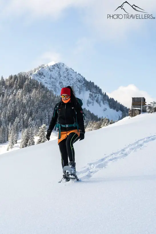 Reisebloggerin Biggi Bauer mit Schneeschuhen im Winter in den Bayerischen Alpen