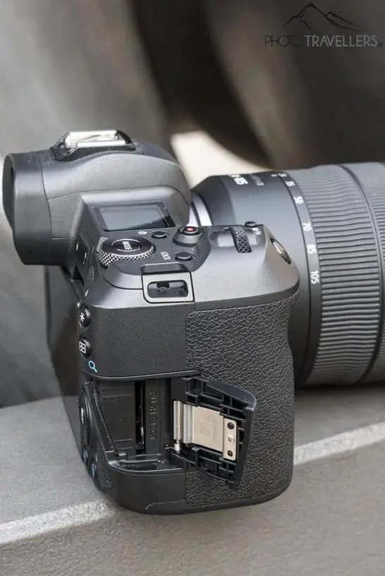 Der geöffnete Kartenslot der Canon EOS R