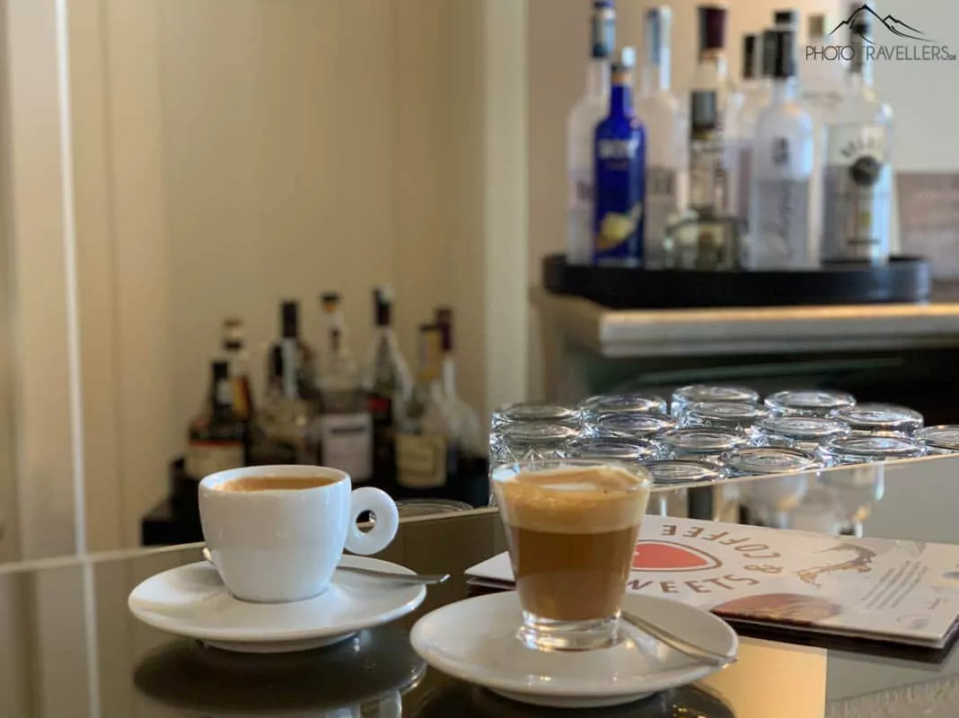 Stilvoll Kaffeetrinken an der Bar im Savoia Excelsior Palace Hotel
