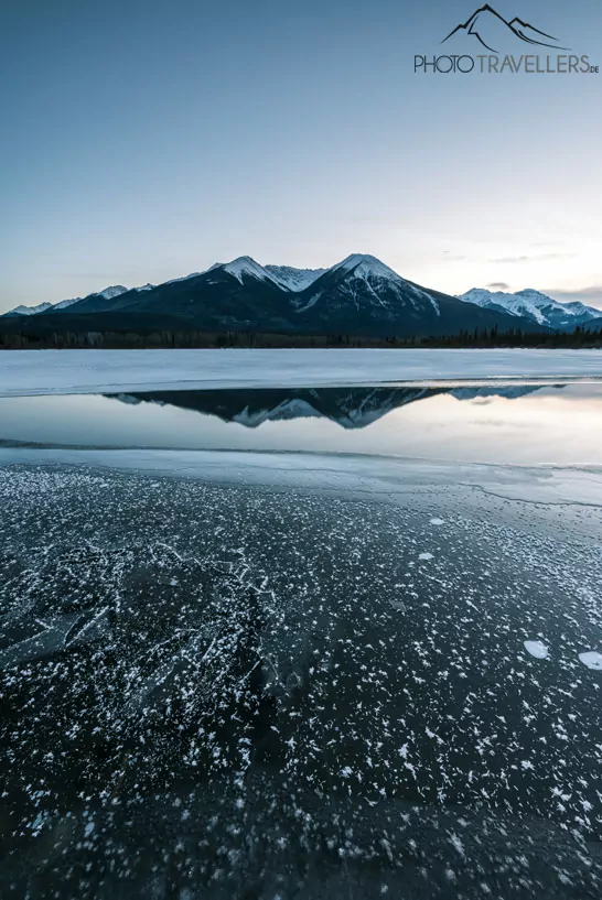 Die Vermillion Lakes zur Blauen Stunde im Winter