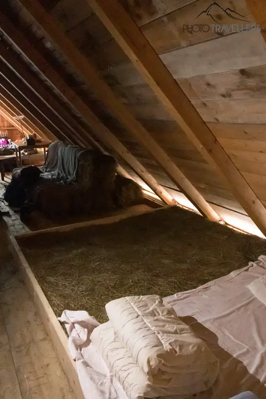 Bett in einer Hütte im Heu