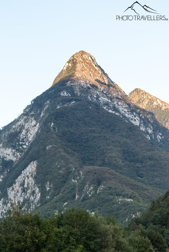 Angestrahlter Berggipfel auf dem Trail