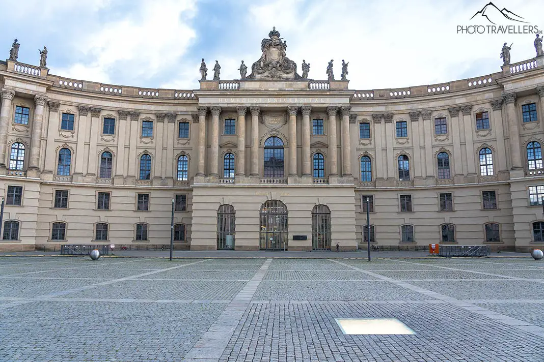 Die Juristische Fakultät der Humboldt-Universität am Bebelplatz mit dem Mahnmal zur Bücherverbrennung in Berlin