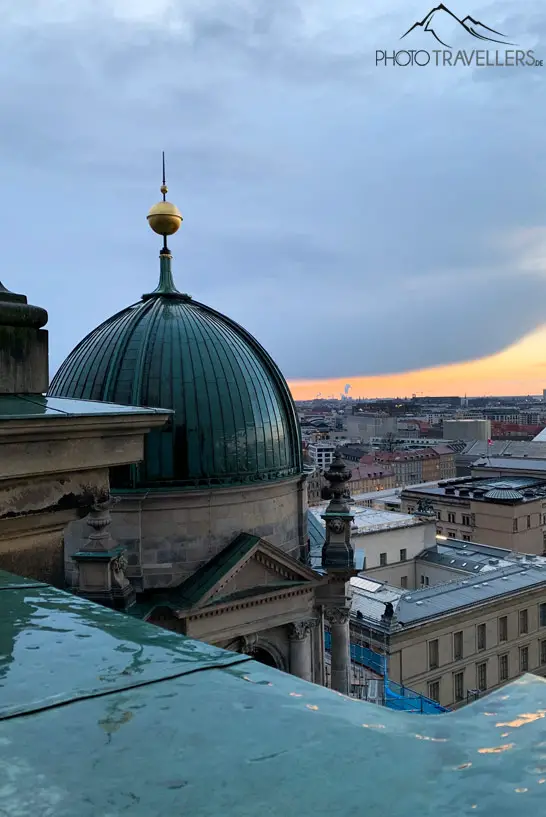 Der Blick von der Kuppel des Berliner Doms über die Stadt am Abend nach einem Regenschauer