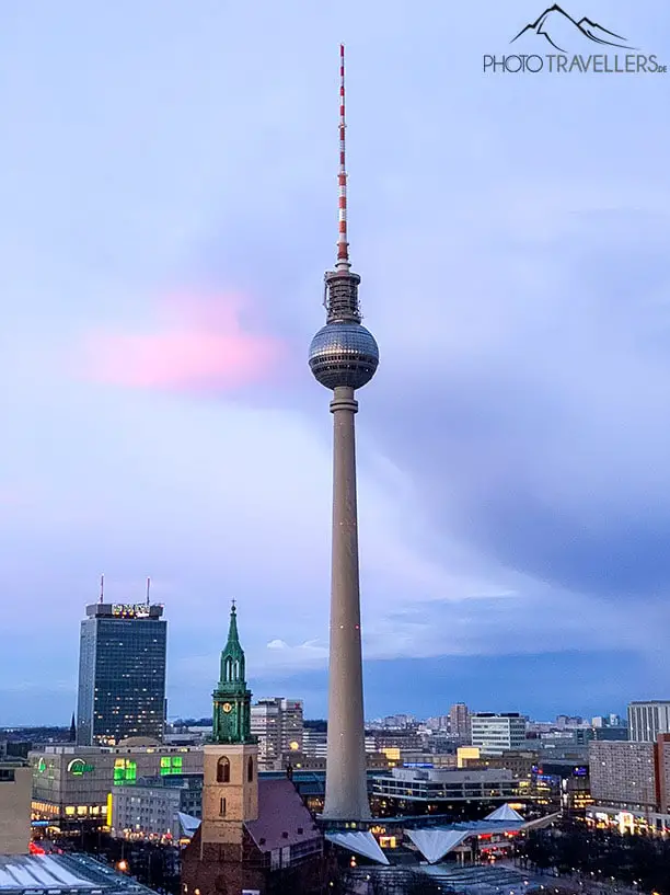 Der Berliner Fernsehturm bei Sonnenuntergang