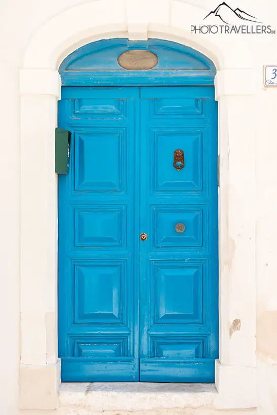 Eine blaue Tür in Monopli.
