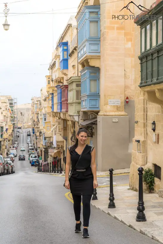 Biggi vor bunten Erkern in Valletta