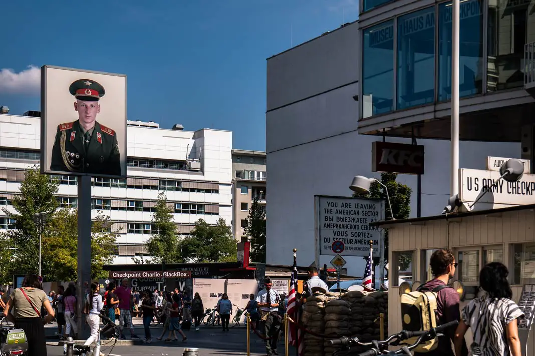 Der Checkpoint Charlie in Berlin ist eine Top-Sehenswürdigkeit