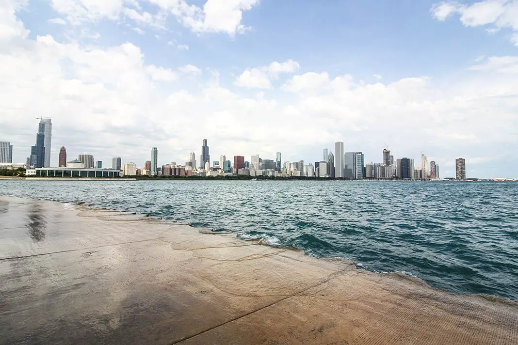 Blick auf die Skyline Chicagos mit dem Shedd Aquarium