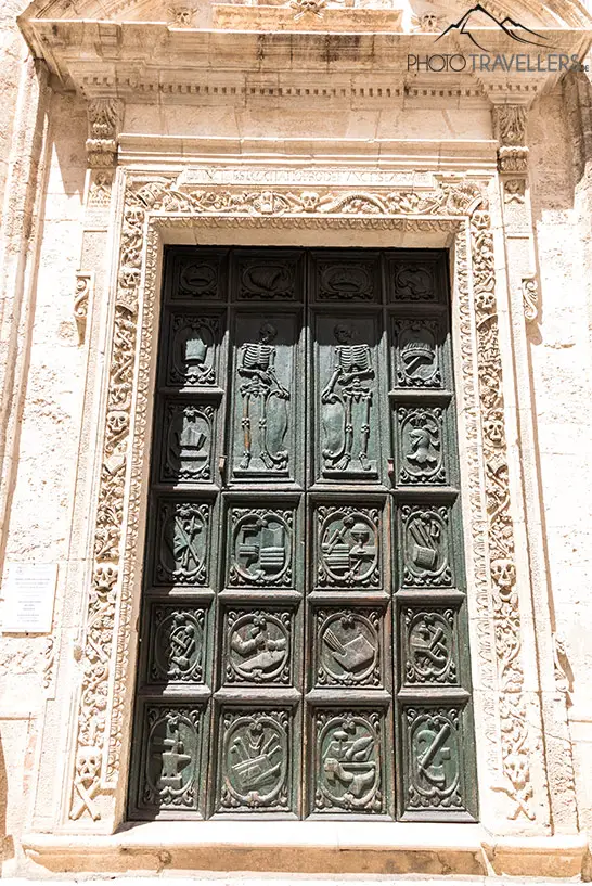 Die Tür der Convraternita di Nostra Signora del Suffragio hat meist geöffnet