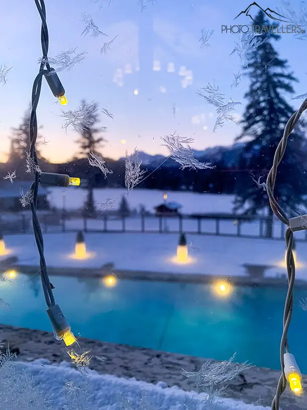 Blick auf den Pool der Fairmont Jasper Park Lodge im Winter