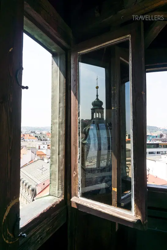Der Blick durch ein Fenster vom Heinrichsturm in Prag