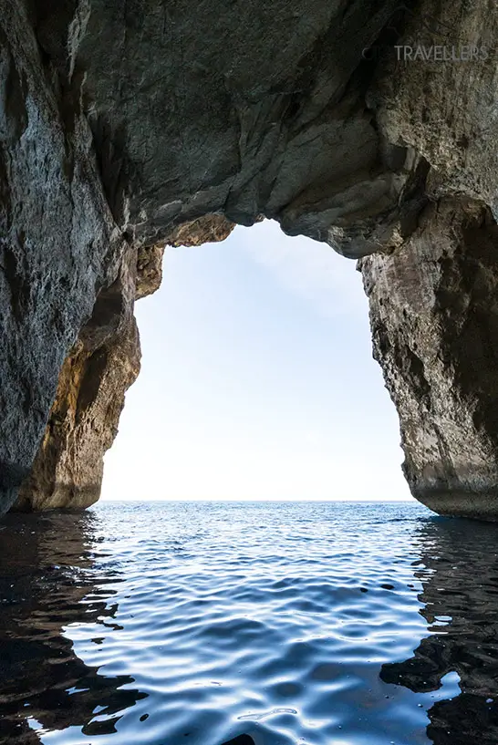 Blick vom Boot in einer Höhle raus aufs Meer