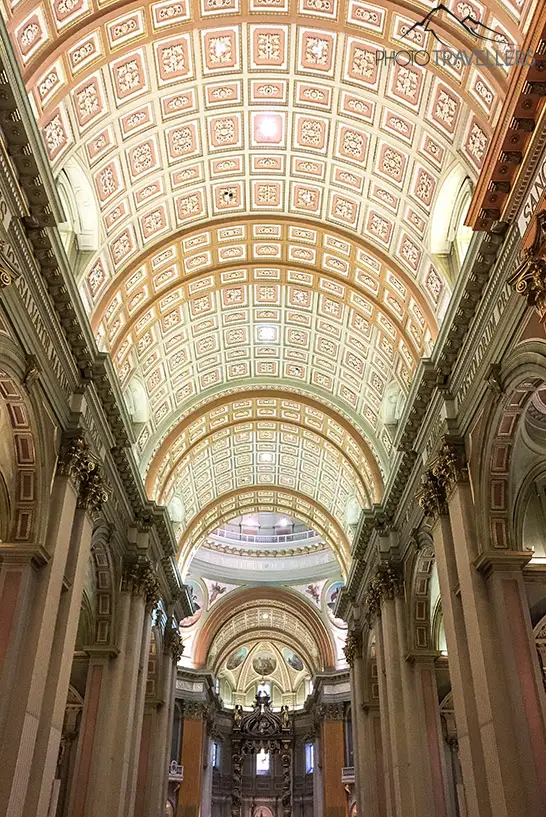 Im Inneren sieht die Kathedrale Marie-Reine du Monde absolut beeindruckend aus