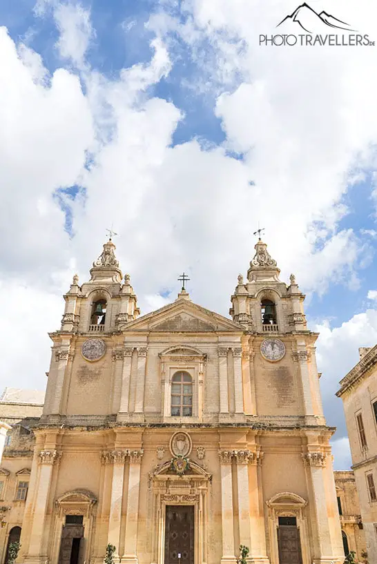 Blick auf die Fassade der Kathedrale St. Paul in Mdina