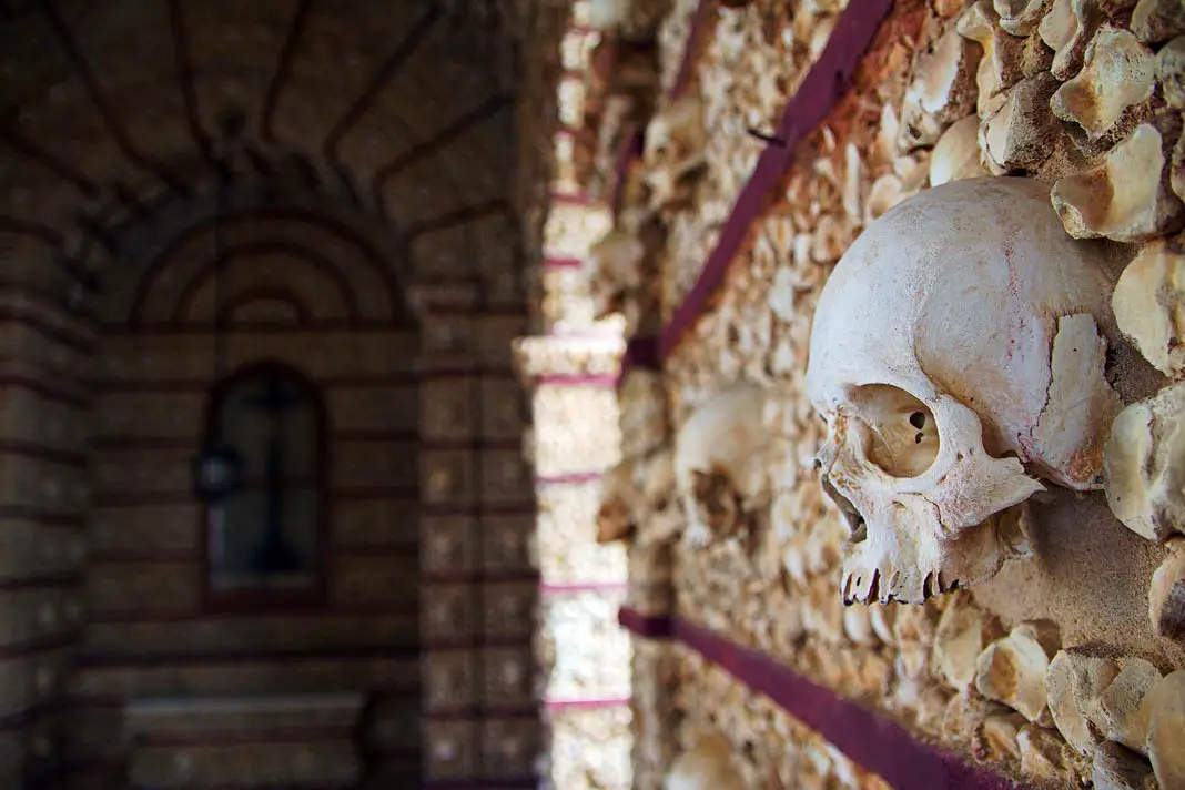 Knochen und Schädel an der Wand der Capela dos Ossos in Faro
