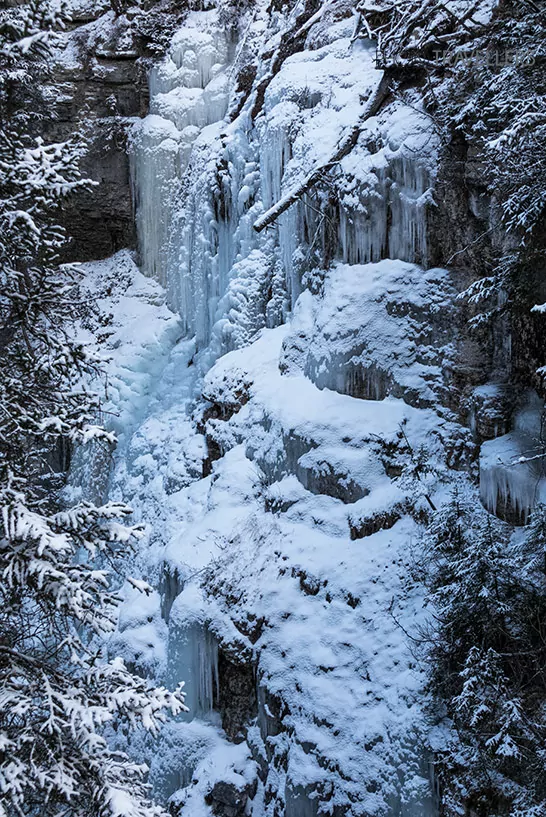 Ein gefrorener Wasserfall im Maligne Canyon