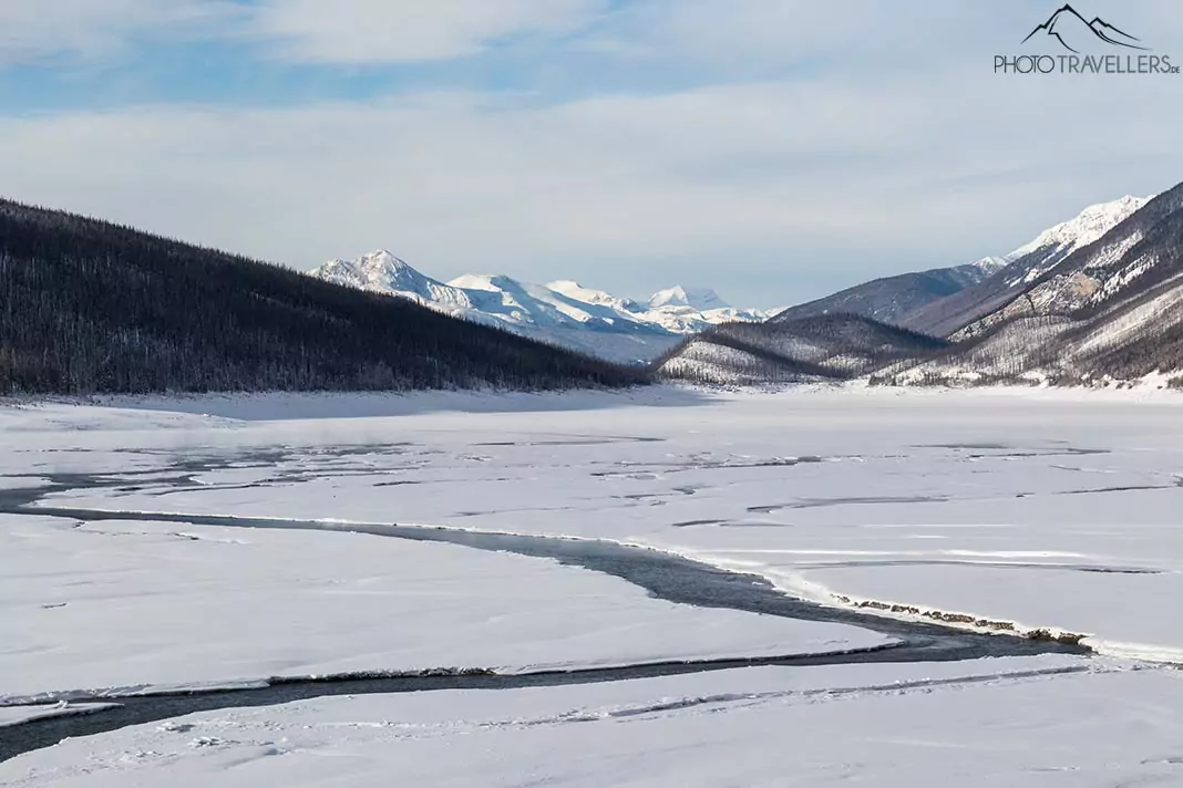 Blick über den zugefrorenen Medicine Lake im Winter