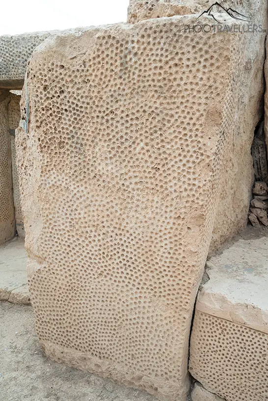 Ein bearbeiteter Kalkstein in der Tempelanlage Mnajdra 