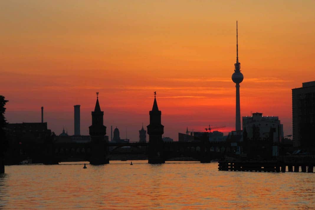 Die Oberbaumbrücke in berlin bei Sonnenuntergang