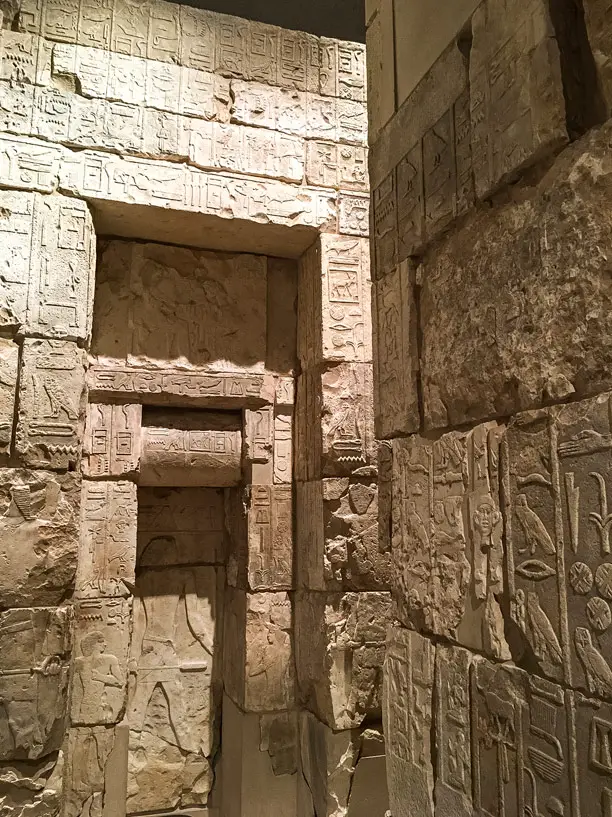 Eine Wand mit Hieroglyphen im Pergamonmuseum in Berlin