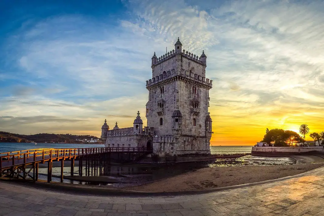 Der Torre de Belém in Lissabon im Abendlicht