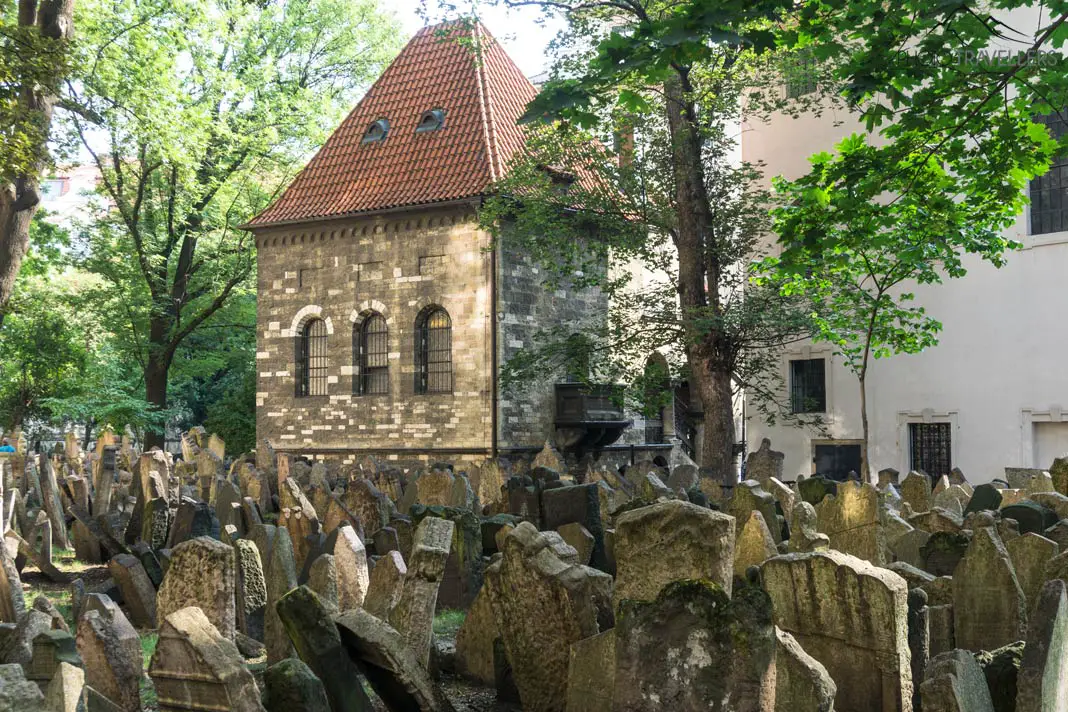 Uralte Grabsteine auf dem Alten Jüdischen Friedhof in Prag