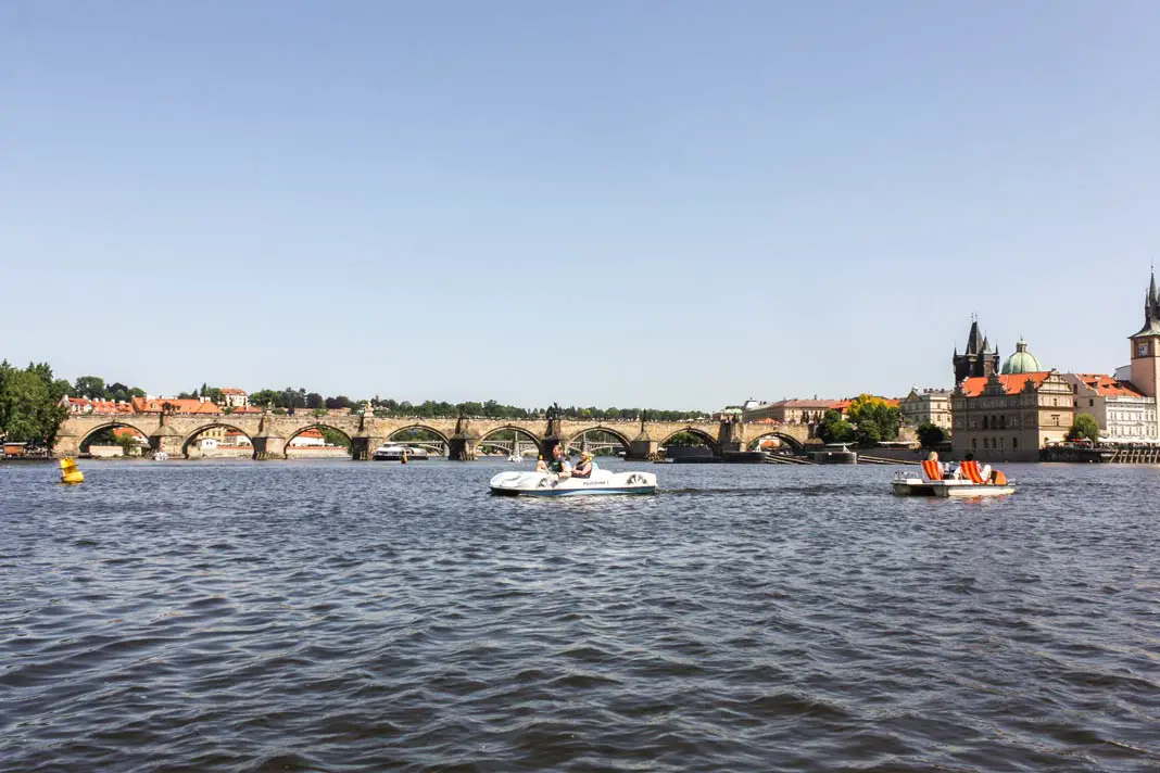 Zwei Tretboote auf der Moldau mit Blick auf die Karlsbrücke in Prag