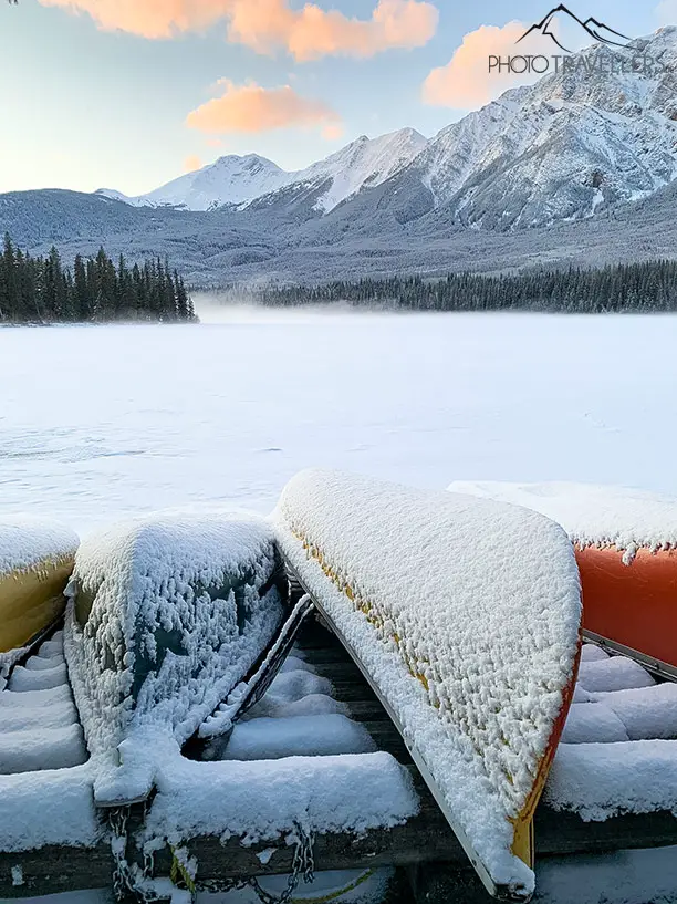 Boote im Winter im Jasper Nationalpark