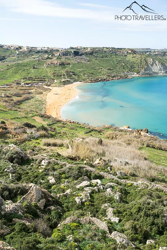 Blick von oben auf die Ramla Bay auf Gozo