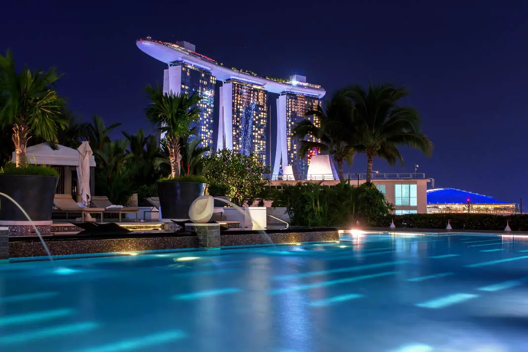 Blick vom Hotelpool auf die Marina Bay Sands