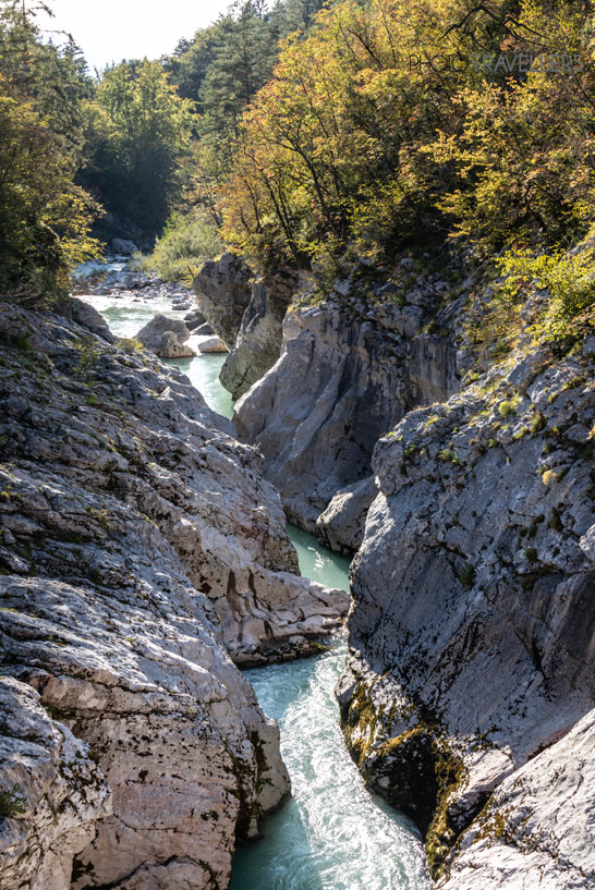 Die Soča fließt in der Krsovec Schlucht durch engstehende Felsen