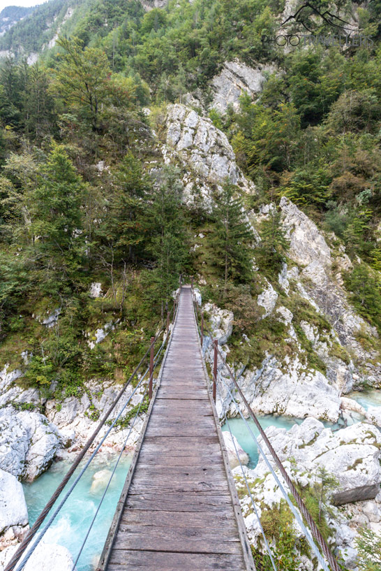 Eine Hängebrücke über dem Fluss Soca