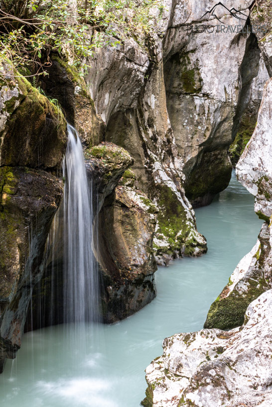 Ein Wasserfall in der großen Soča Schlucht