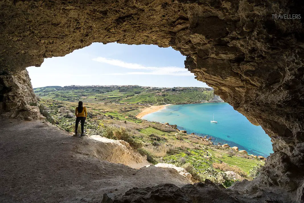 Die Tal-Mixta Cave mit Blick auf die Ramla Bay